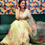 Shraddha Das Instagram - Designer: @paaprikastore @reach.swetha PR: @manalirawat Jewellery: @blingvine Styling : @artbyavnee , @thewandermannequin Hair : @artist_alka Location courtesy : @mumbaicoworking 📸 @snehzala #saree #floral #vintage #shraddhadas Mumbai Coworking
