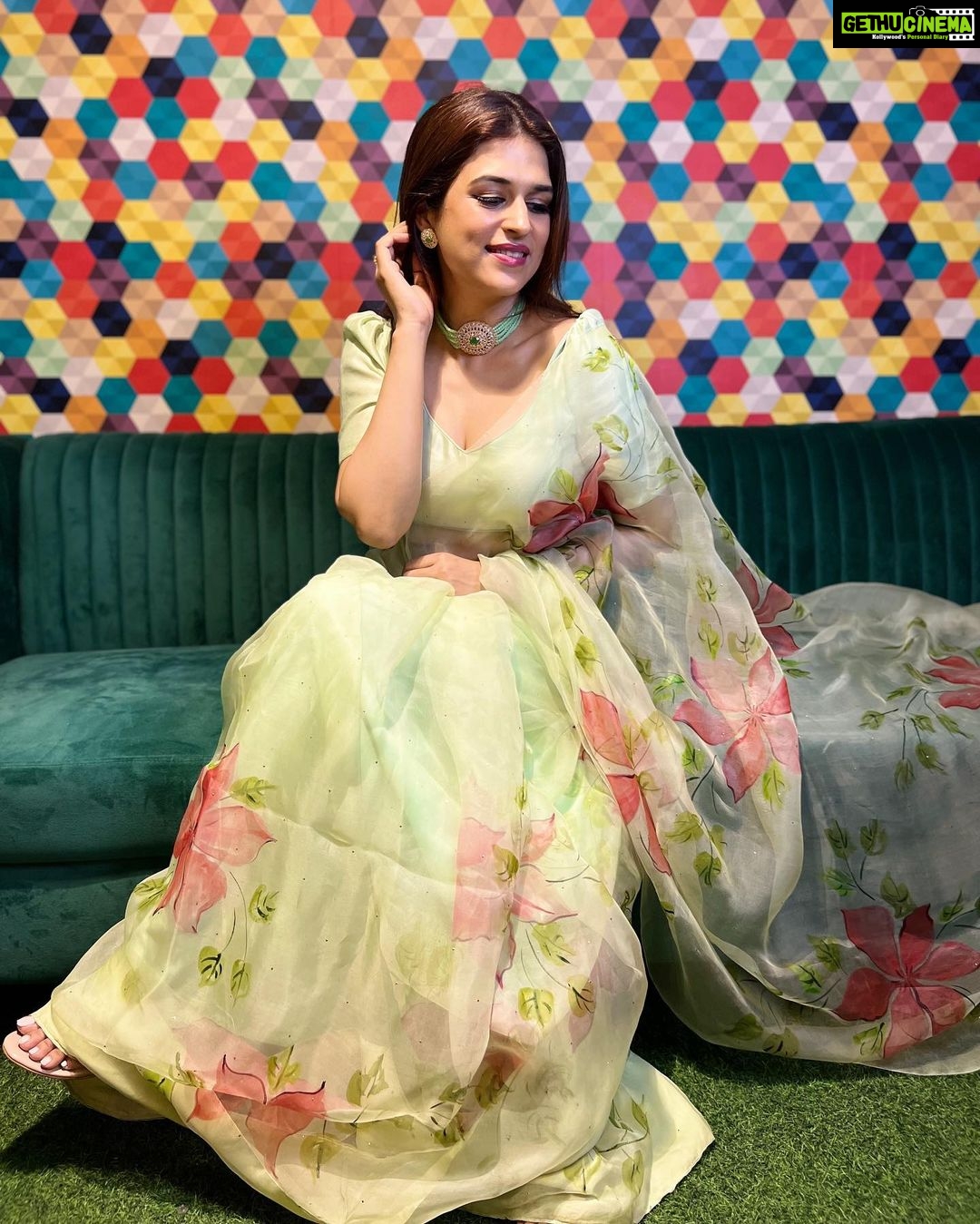 Shraddha Das Instagram - Designer: @paaprikastore @reach.swetha PR: @manalirawat Jewellery: @blingvine Styling : @artbyavnee , @thewandermannequin Hair : @artist_alka Location courtesy : @mumbaicoworking ๐ธ @snehzala #saree #floral #vintage #shraddhadas Mumbai Coworking