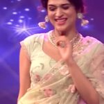 Shraddha Das Instagram - You attract what you listen to the most😛 That is surely happening to me with songs! Loved doing this bit on my current favourite song Kalavathi on Dhee 14 ! @etvtelugu2708 Saree : @seasonsmumbai #kalavathi #dhee #maheshbabu #pradeepmachiraju #dhee14 #favsong #shraddhadas #sarkaaruvaaripaata