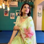 Shraddha Das Instagram - Designer: @paaprikastore @reach.swetha PR: @manalirawat Jewellery: @blingvine Styling : @artbyavnee , @thewandermannequin Hair : @artist_alka Location courtesy : @mumbaicoworking 📸 @snehzala #saree #floral #vintage #shraddhadas Mumbai Coworking