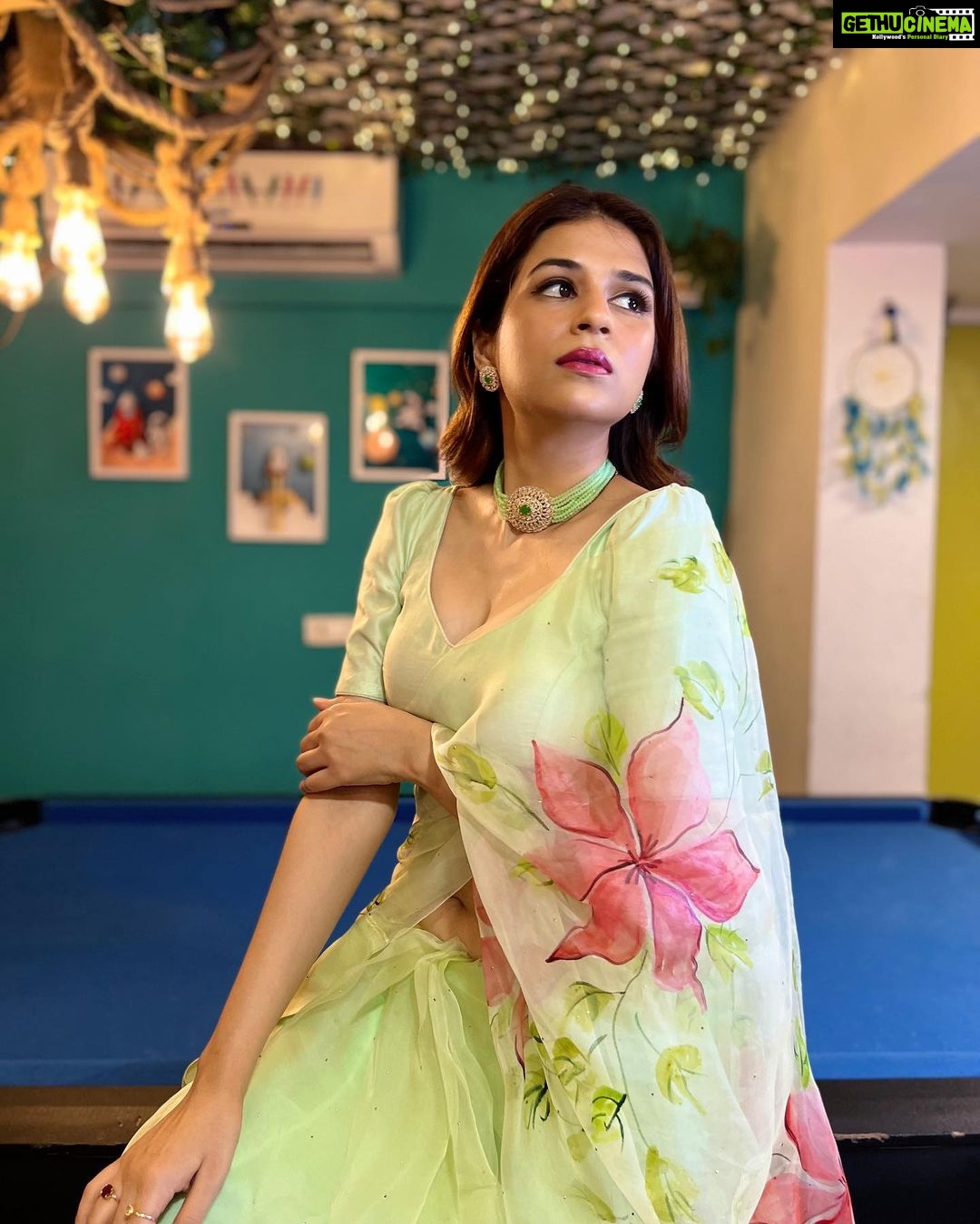 Shraddha Das Instagram - Designer: @paaprikastore @reach.swetha PR: @manalirawat Jewellery: @blingvine Styling : @artbyavnee , @thewandermannequin Hair : @artist_alka Location courtesy : @mumbaicoworking ๐ธ @snehzala #saree #floral #vintage #shraddhadas Mumbai Coworking