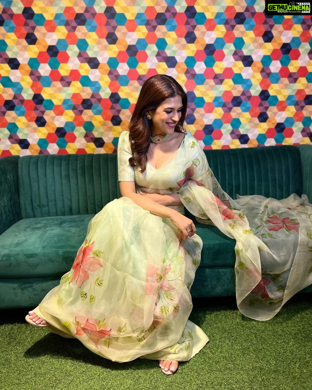 Shraddha Das Instagram - Designer: @paaprikastore @reach.swetha PR: @manalirawat Jewellery: @blingvine Styling : @artbyavnee , @thewandermannequin Hair : @artist_alka Location courtesy : @mumbaicoworking ๐ธ @snehzala #saree #floral #vintage #shraddhadas Mumbai Coworking