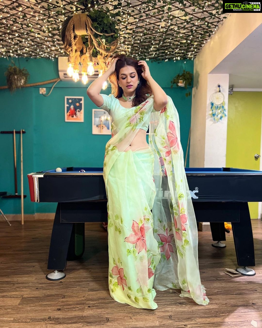 Shraddha Das Instagram - Designer: @paaprikastore @reach.swetha PR: @manalirawat Jewellery: @blingvine Styling : @artbyavnee , @thewandermannequin Hair : @artist_alka Location courtesy : @mumbaicoworking ๐ธ @snehzala #saree #floral #vintage #shraddhadas Mumbai Coworking