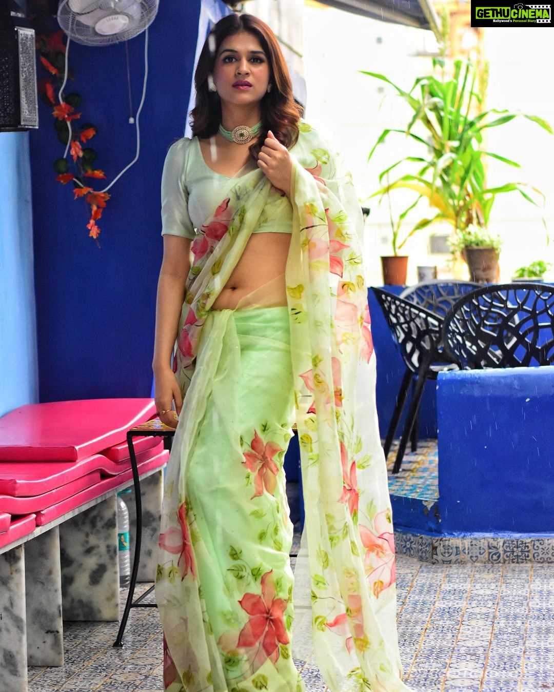 Shraddha Das Instagram - Designer: @paaprikastore @reach.swetha PR: @manalirawat Jewellery: @blingvine Styling : @artbyavnee , @thewandermannequin Hair : @artist_alka Location courtesy : @mumbaicoworking ๐ธ @snehzala #saree #floral #vintage #shraddhadas Mumbai Coworking