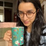 Shraddha Kapoor Instagram - Chai peene walon ka apna Cheers hona chaiye na ??? ☕️💜 #ChaiLover #Sunday