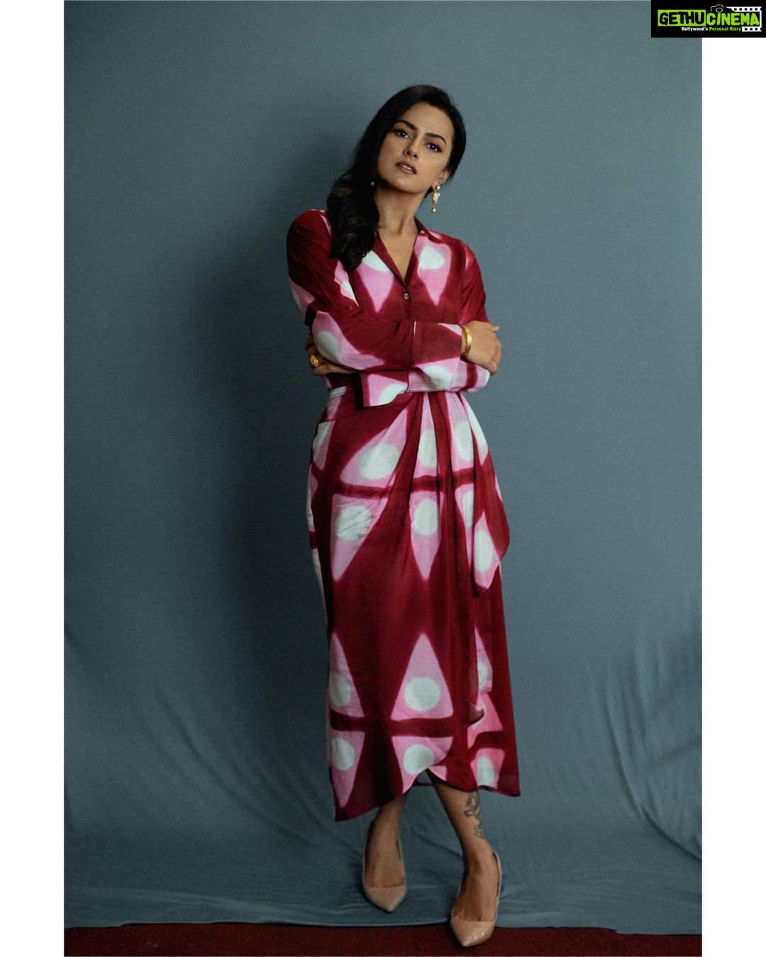 Shraddha Srinath Instagram - Photographer @clintsoman Hair @kammarishivarajchary Make up @romithokchom Styled by @anishagandhi3 and @rochelledsa Outfit @thejodilife Jewellery- @themauveunitx