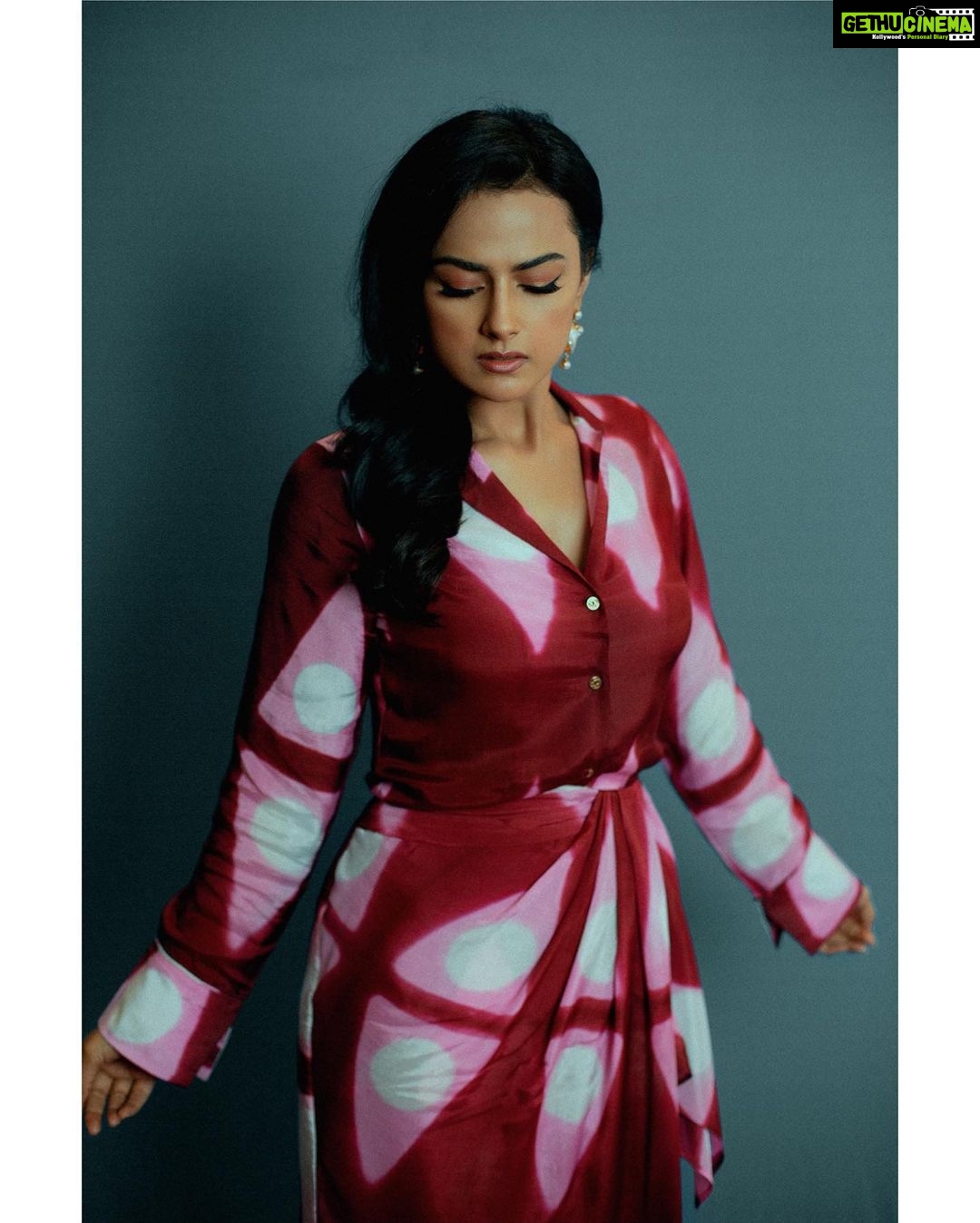 Shraddha Srinath Instagram - Photographer @clintsoman Hair @kammarishivarajchary Make up @romithokchom Styled by @anishagandhi3 and @rochelledsa Outfit @thejodilife Jewellery- @themauveunitx