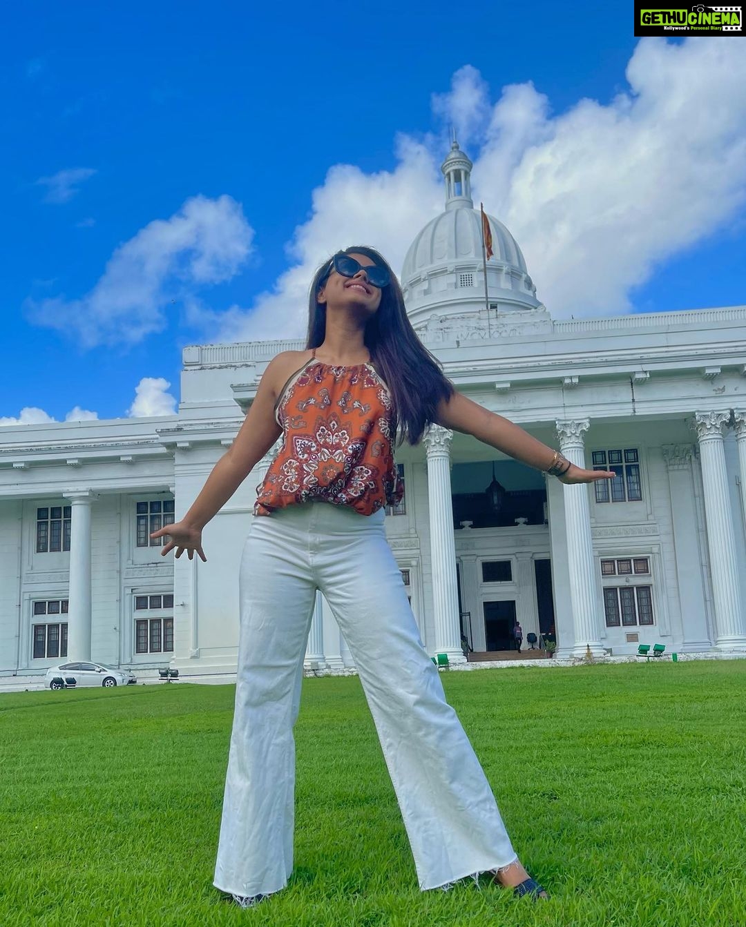 Siddhi Idnani Instagram - very many moods of the Lankan getaway 🇱🇰 . . . #srilanka Independence Square, Colombo