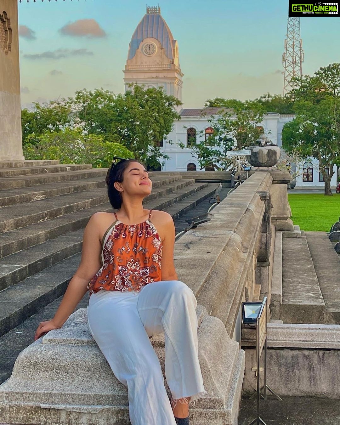 Siddhi Idnani Instagram - very many moods of the Lankan getaway 🇱🇰 . . . #srilanka Independence Square, Colombo