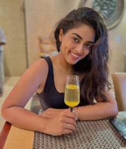 Siddhi Idnani Instagram - Ayubowan Sri Lanka 🇱🇰 . . #srilanka #srilankatravel Cinnamon Lakeside