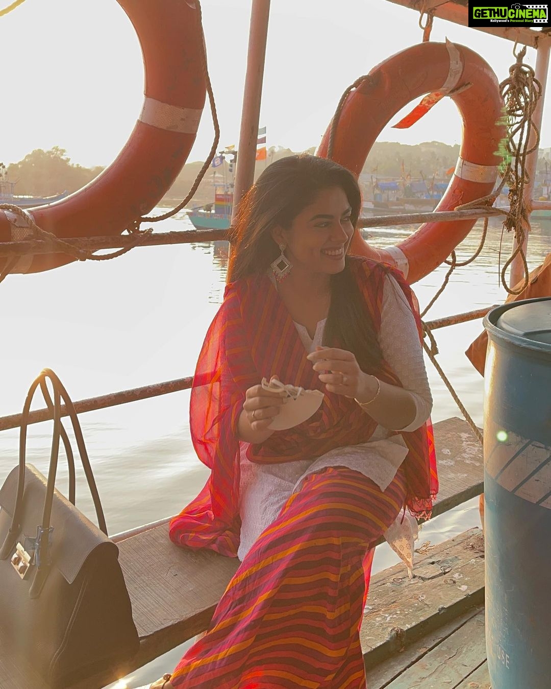 Siddhi Idnani Instagram - the little joys of life 🌈🦋💜