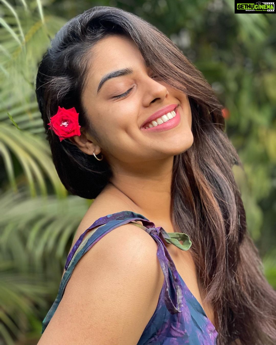 Siddhi Idnani Instagram - make a decision to stay happy and work everyday towards making it happen. 💜 Belgaum