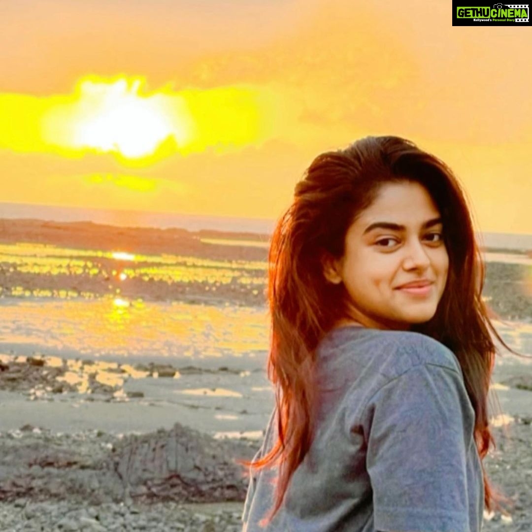 Siddhi Idnani Instagram - I think to myself, what a wonderful world 🌈 #photodump