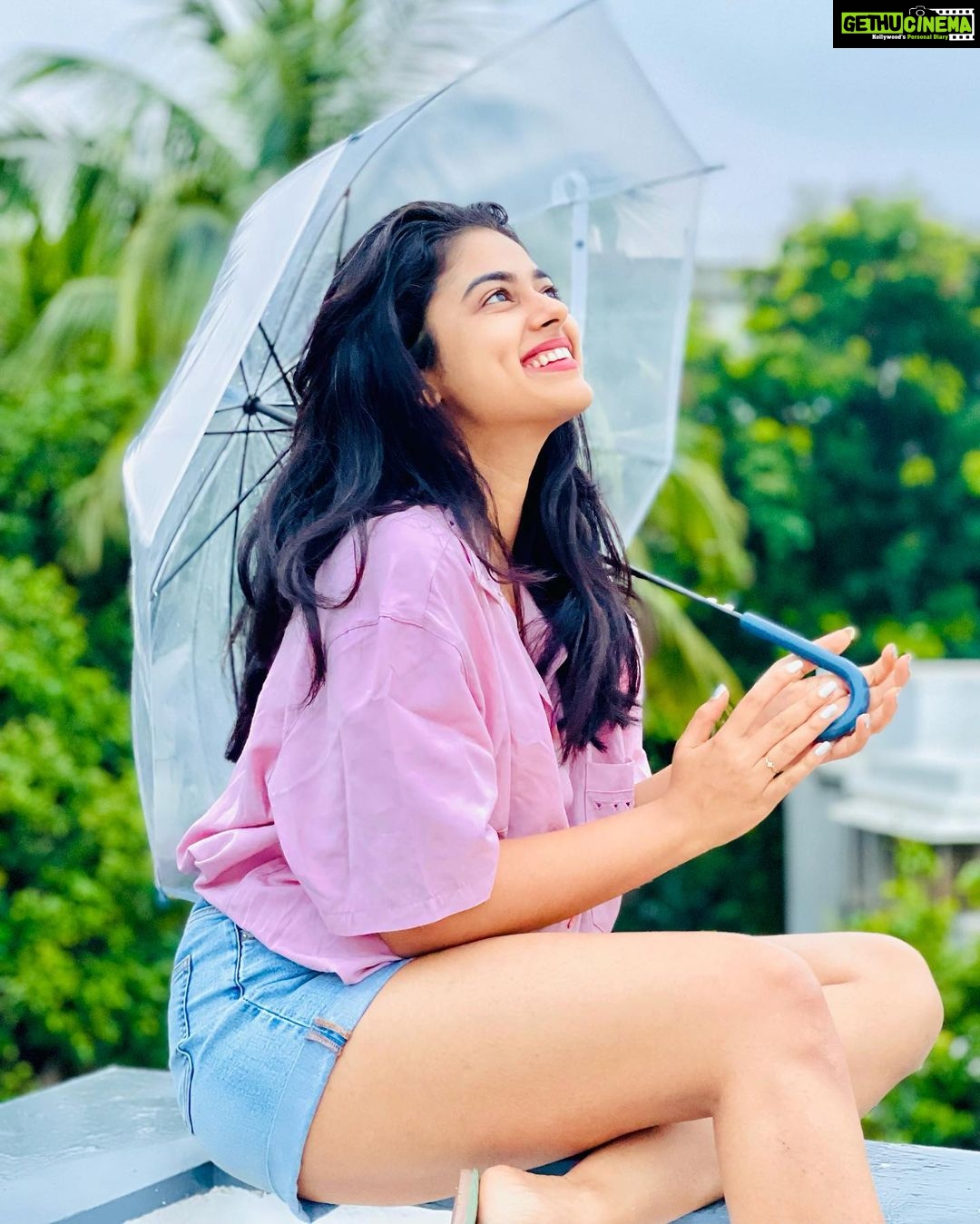 Siddhi Idnani Instagram - 🌧🦋🌈🧿 Santacruz West