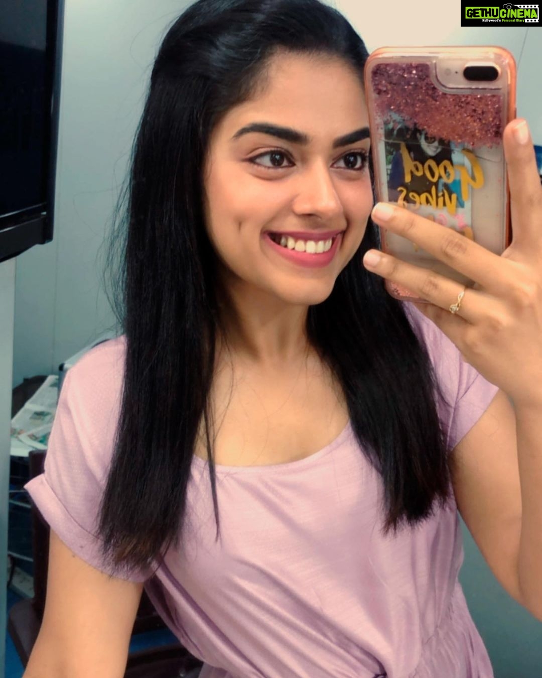 Siddhi Idnani Instagram - Bored in the vanity & i was in the vanity bored 😜🤍🌸 Chennai, India