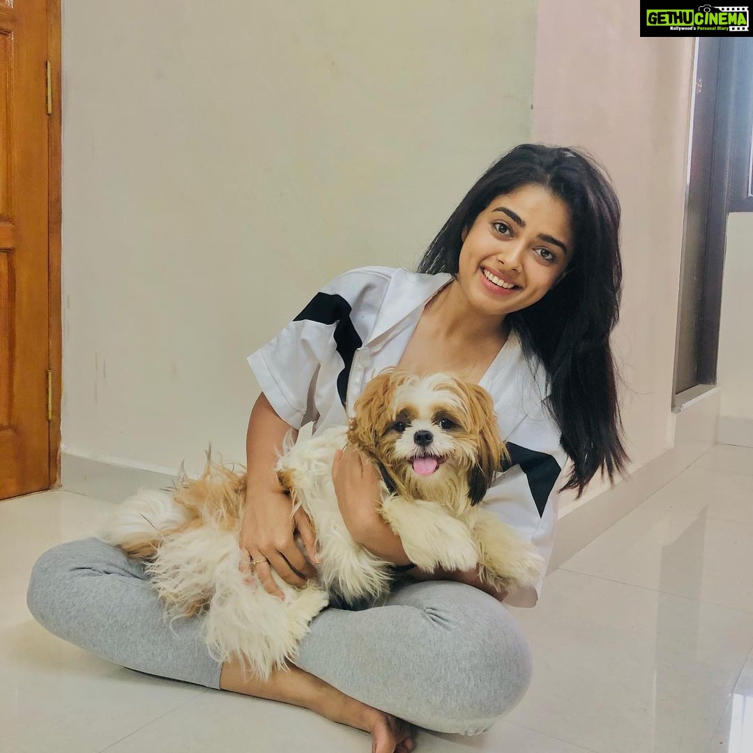 Siddhi Idnani Instagram - Coco babushkuu🐶 I want a doggo sooooo badly 🐶🥺😩💜 Chennai, India