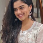 Siddhi Idnani Instagram - keep looking where the light pours in. 🕊