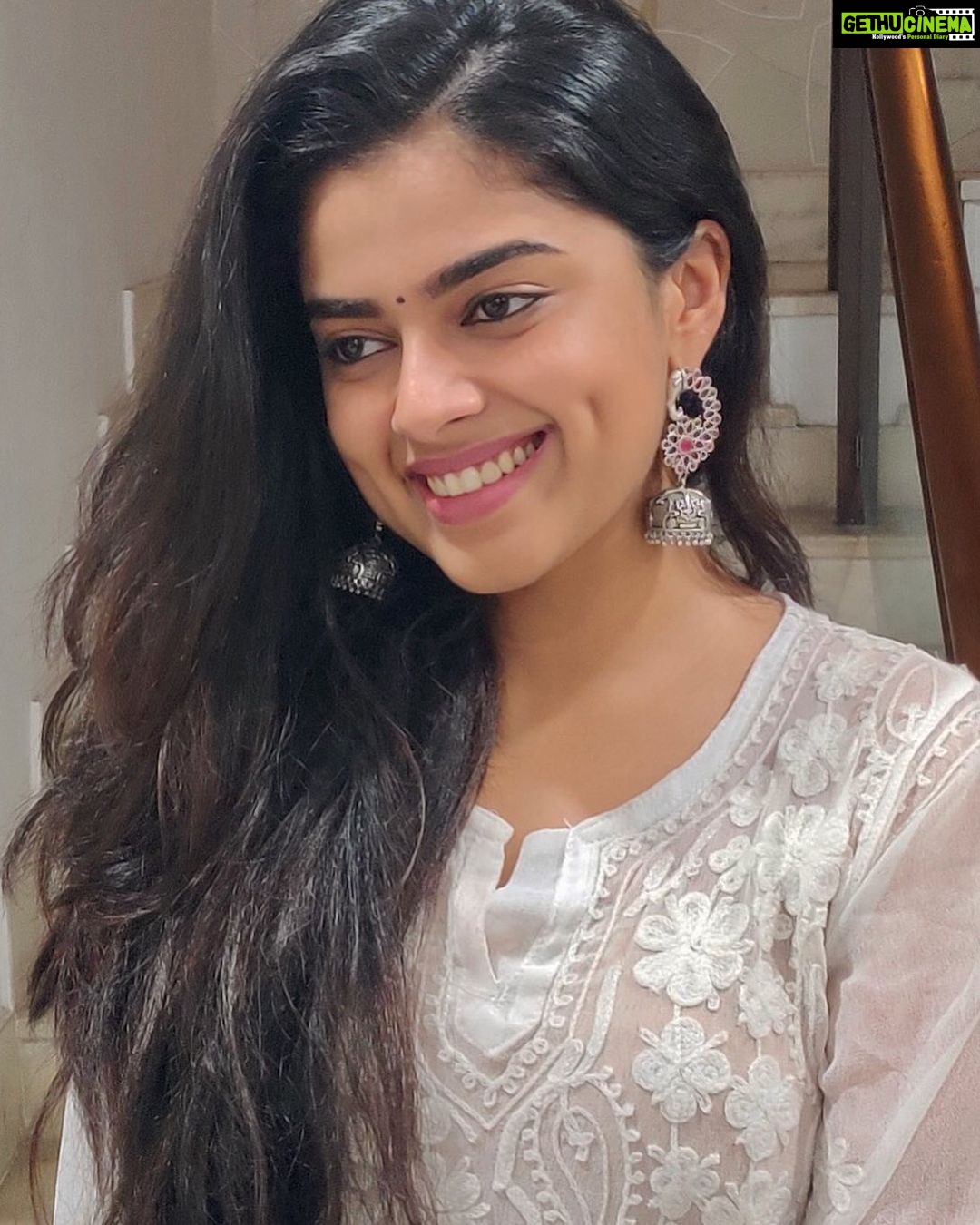 Siddhi Idnani Instagram - keep looking where the light pours in. 🕊