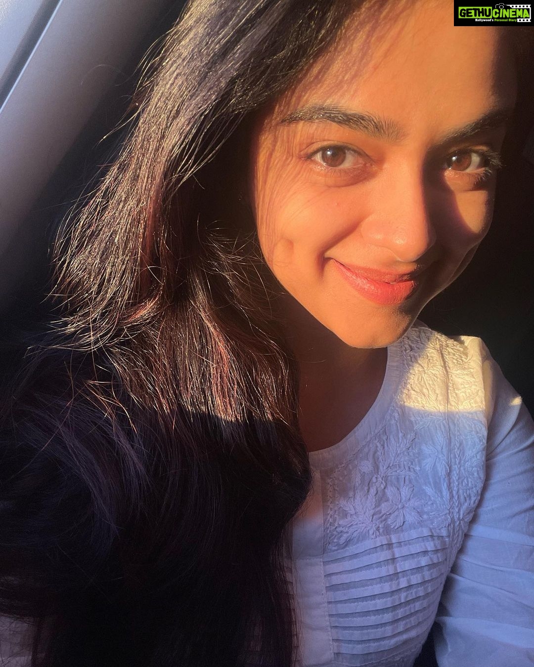 Siddhi Idnani Instagram - golden hour hits different on a flight ☀️