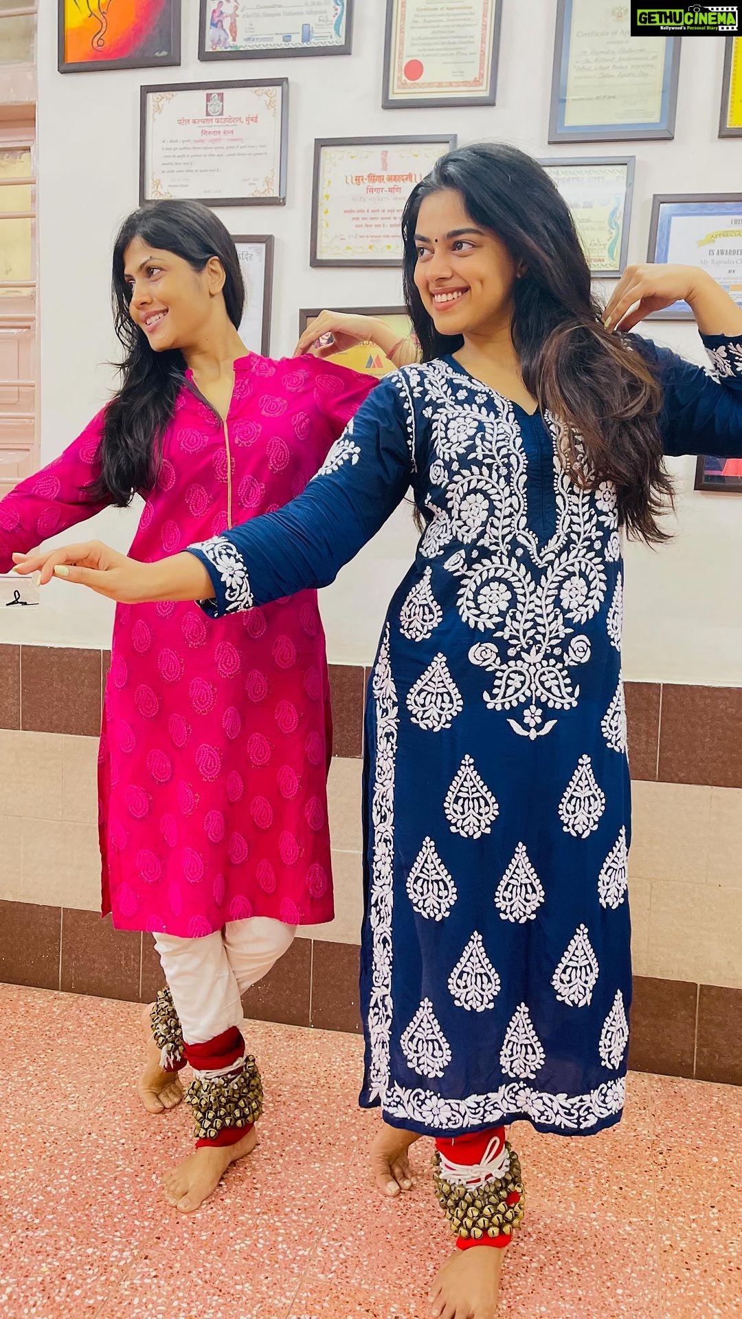 Siddhi Idnani Instagram - Only & only practice leads to perfection. Nothing like getting Back to doing Riyaaz after a long gap with my guruji @rajendrachaturvedi . 🤍🌸