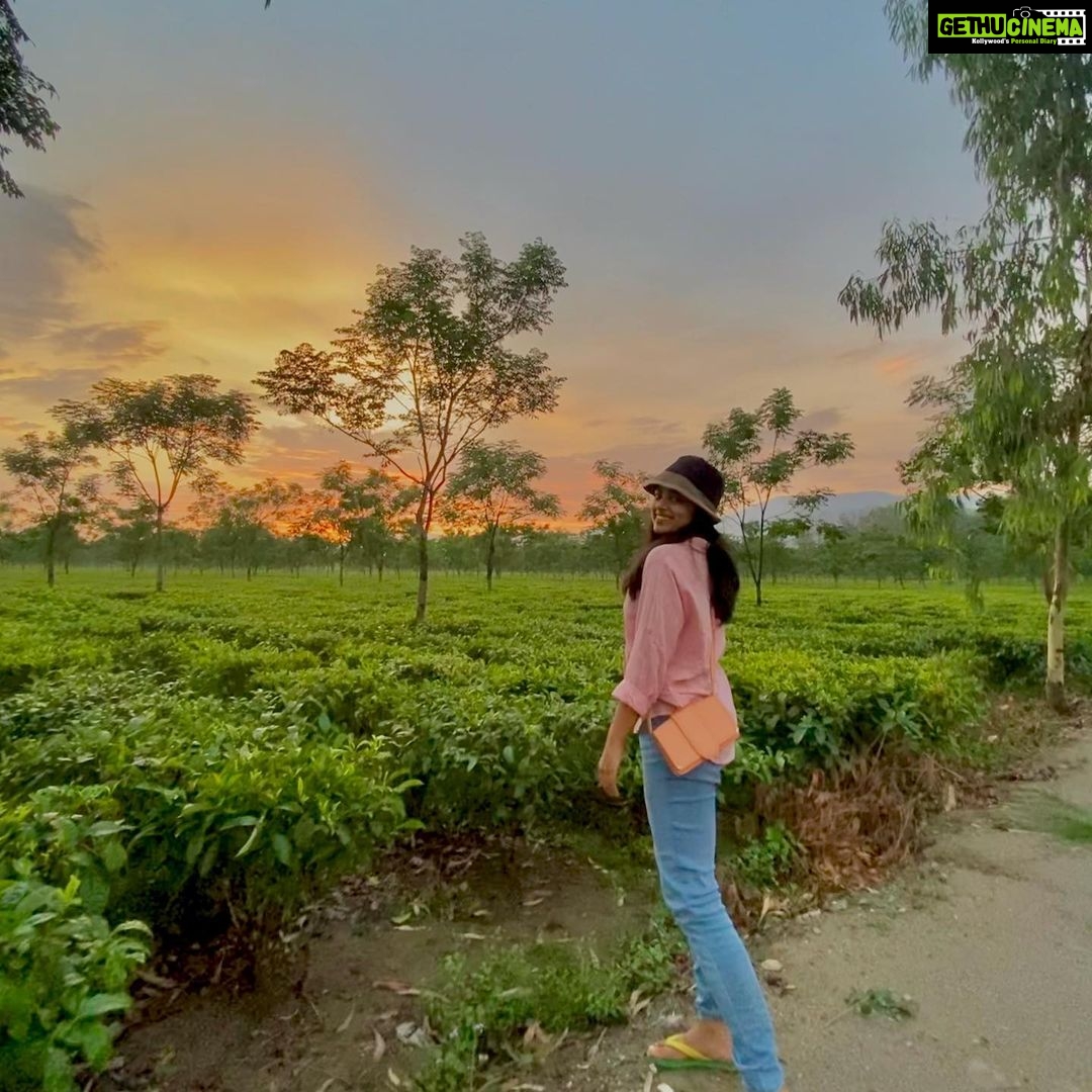 Siddhi Idnani Instagram - Never miss a chance to show your gratitude to be able to live & love & experience all that the world has to offer. 🌏🌈🌳💚 #gratitudejournal