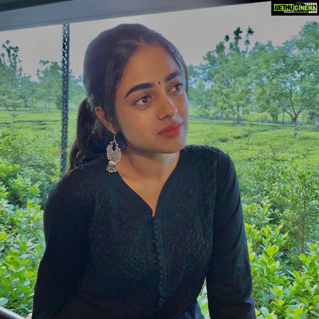 Siddhi Idnani Instagram - Never miss a chance to show your gratitude to be able to live & love & experience all that the world has to offer. 🌏🌈🌳💚 #gratitudejournal
