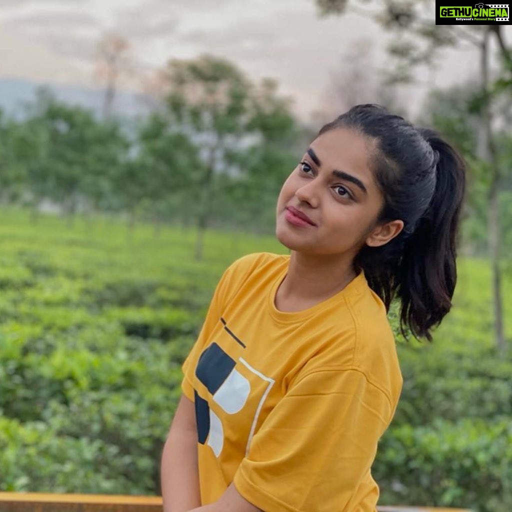 Siddhi Idnani Instagram - Never miss a chance to show your gratitude to be able to live & love & experience all that the world has to offer. 🌏🌈🌳💚 #gratitudejournal