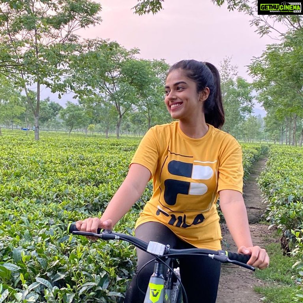 Siddhi Idnani Instagram - Never miss a chance to show your gratitude to be able to live & love & experience all that the world has to offer. 🌏🌈🌳💚 #gratitudejournal