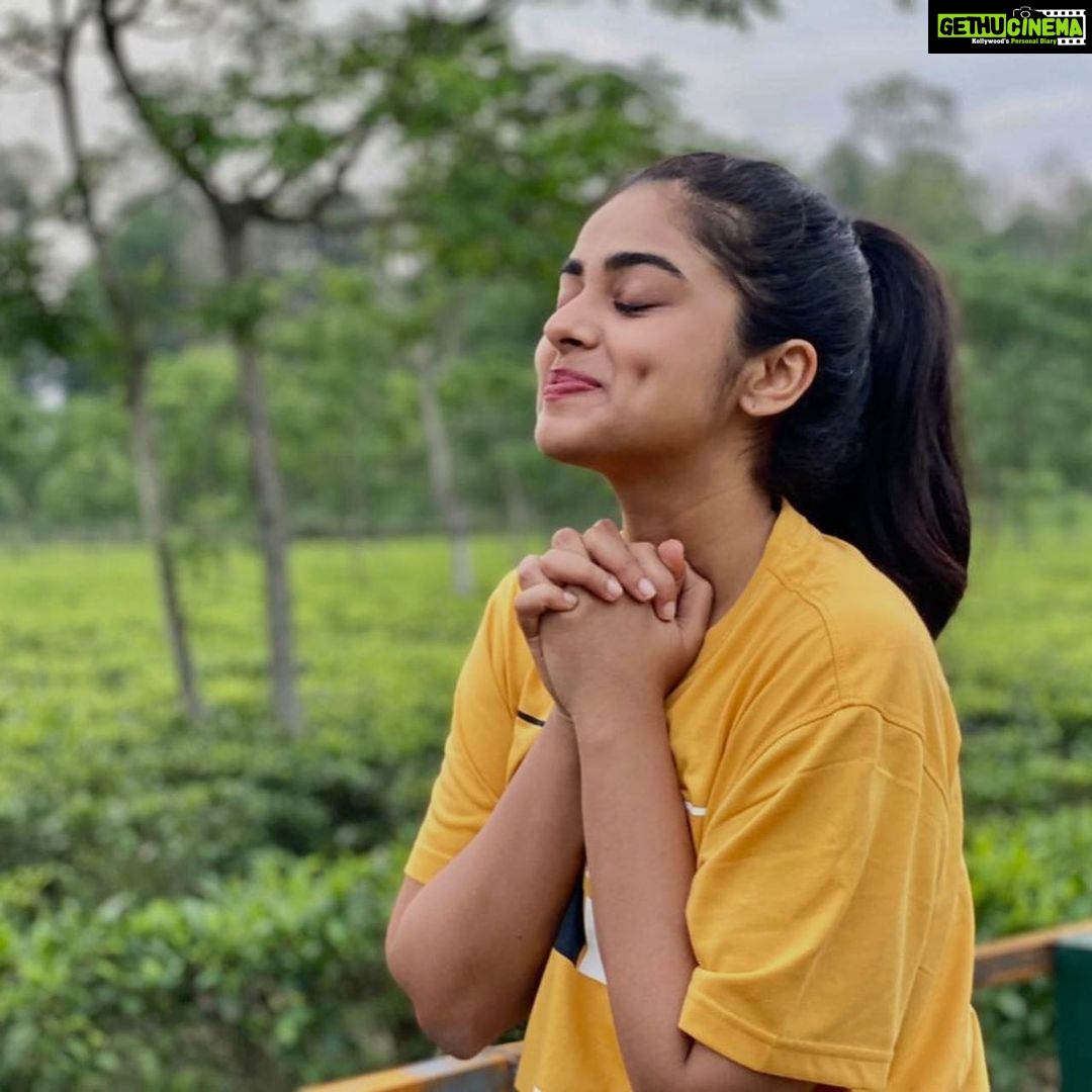 Siddhi Idnani Instagram - Never miss a chance to show your gratitude to be able to live & love & experience all that the world has to offer. 🌏🌈🌳💚 #gratitudejournal