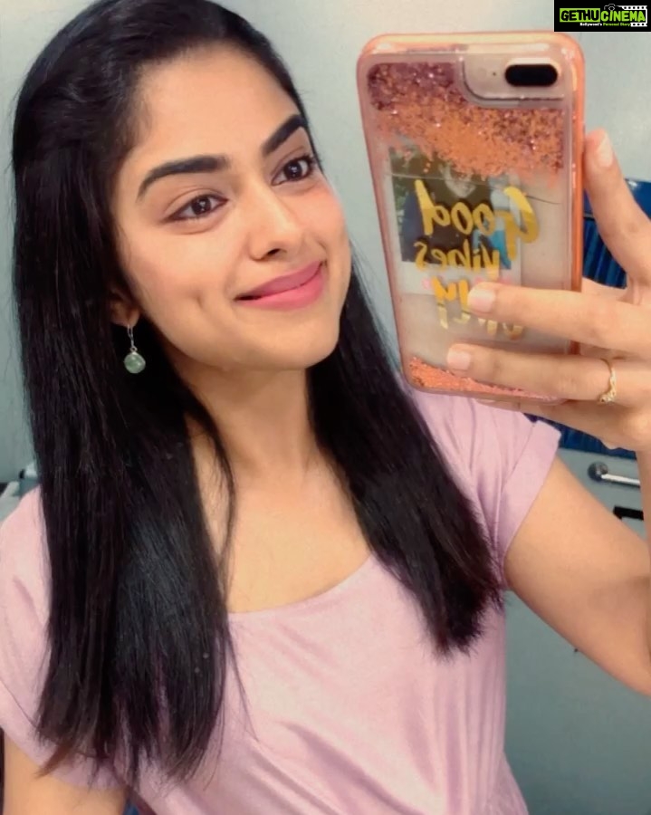 Siddhi Idnani Instagram - Bored in the vanity & i was in the vanity bored 😜🤍🌸 Chennai, India