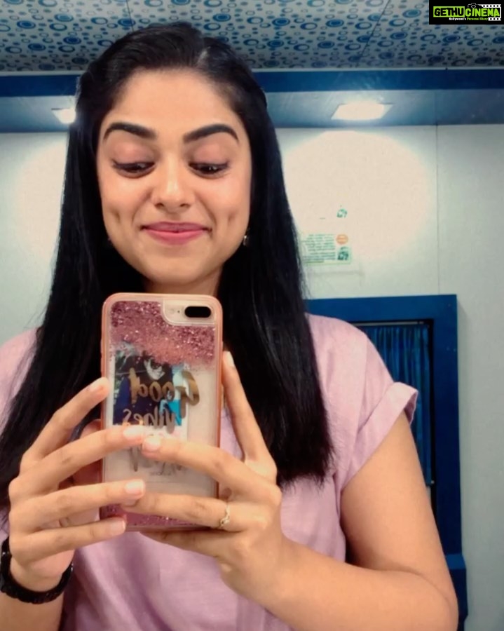 Siddhi Idnani Instagram - Bored in the vanity & i was in the vanity bored 😜🤍🌸 Chennai, India