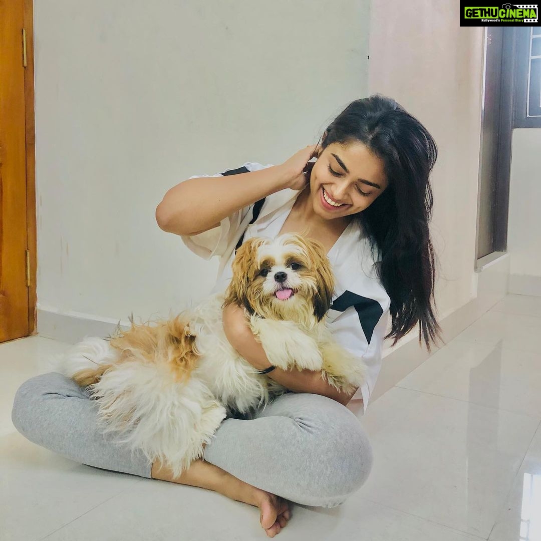 Siddhi Idnani Instagram - Coco babushkuu🐶 I want a doggo sooooo badly 🐶🥺😩💜 Chennai, India