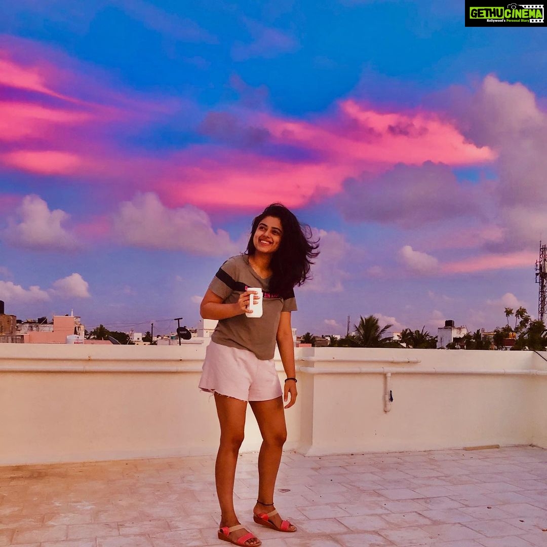 Siddhi Idnani Instagram - the sky spoke in a thousand colours today, what a beautiful feeling to live in that moment 💜 Chennai, India