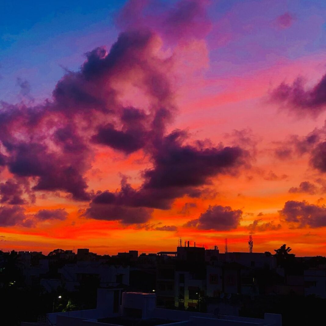 Siddhi Idnani Instagram - the sky spoke in a thousand colours today, what a beautiful feeling to live in that moment 💜 Chennai, India