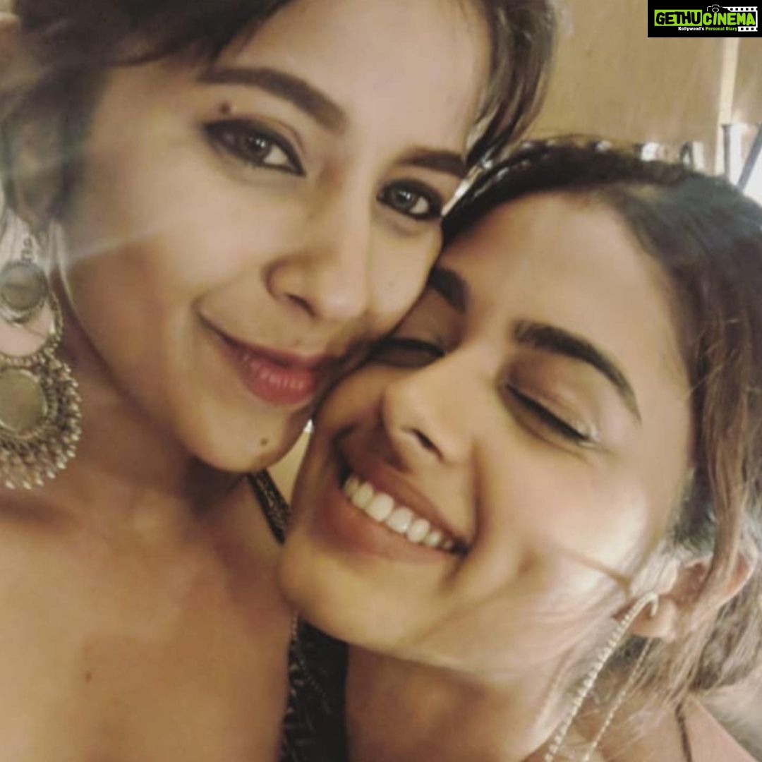 Siddhi Idnani Instagram - the only person in the world around whom I feel the most secure. “If komu is there then there’s nothing to worry about” even a heartbreak seemed like a fun thing to get over when i had you by my side. I love you unconditionally. ♾ Happy Birthday you selfless, golden hearted , extraordinary human being 🧁 P.s All future bfs must take training from her.