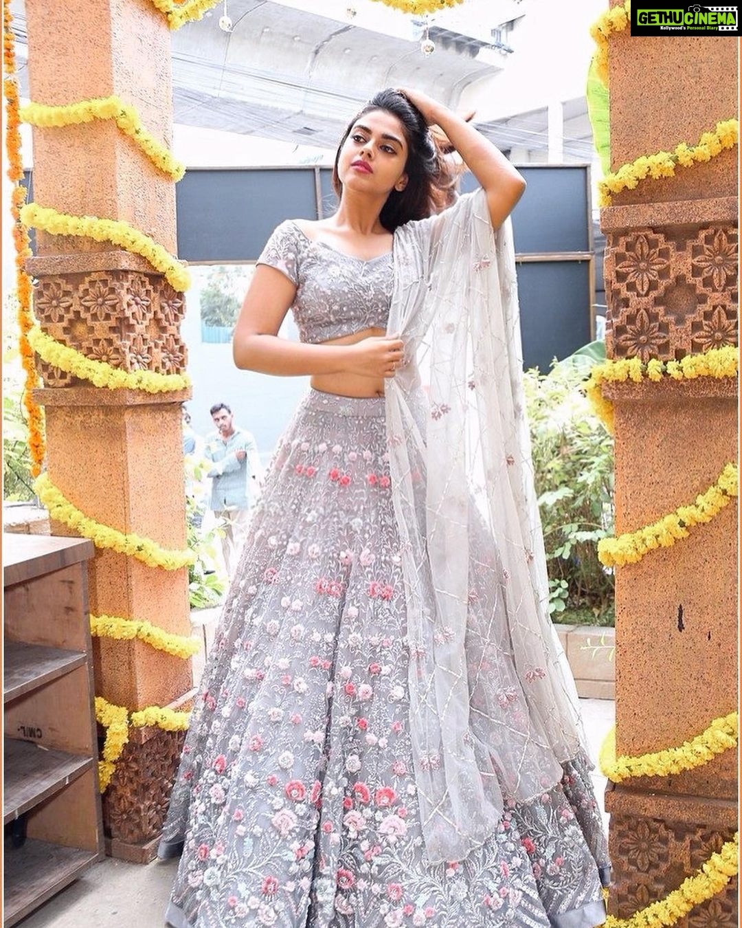 Siddhi Idnani Instagram - Please swipe right and help me caption the photo 😝😝😝