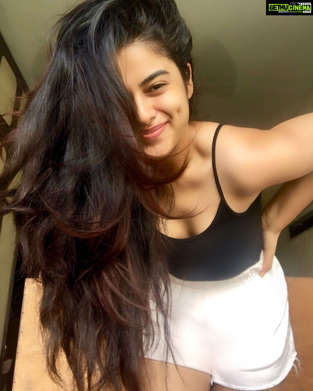 Siddhi Idnani Instagram - Cutting my hair tomorrow so naturally had to click 178 pictures.. just Incase I miss it too much 🤷🏻♀️ #emotionalattachment Santacruz West