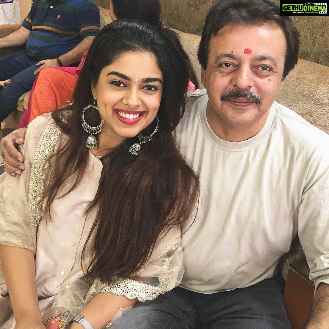 Siddhi Idnani Instagram - Dear Father , Thank you for making a dozen mistakes and making sure I don’t make the same. Thank you for being my friend before my father. Thank you for letting me chose my own path knowing that if at all I fall, I have you to pick me up. Thank you for making sure I am independent, headstrong, opinionated, so that in a mans world your daughter will never feel left out. Thank you for making me believe that I am capable of achieving ANYTHING I put my mind too. Today, I stand tall and proud because my father made sure of it. Also, thanks for passing on the charm and the gift of the gab , makes getting things a whole lot easier ;) I love you my dafa 💜 #daddysgirl #happyfathersday