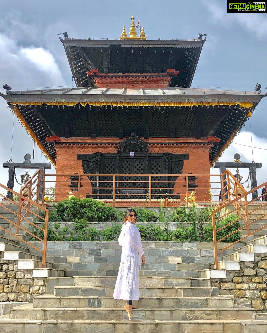Siddhi Idnani Instagram - फिर उन्ही रास्तों पे तेरे मेरे क़दमों का मिलना बाकी है ... Kathmandu, Nepal
