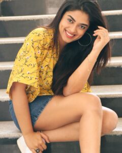 Siddhi Idnani Instagram - Her heart bloomed sunflowers so she would always face the light 🌻🌞🌟 #HappySoul