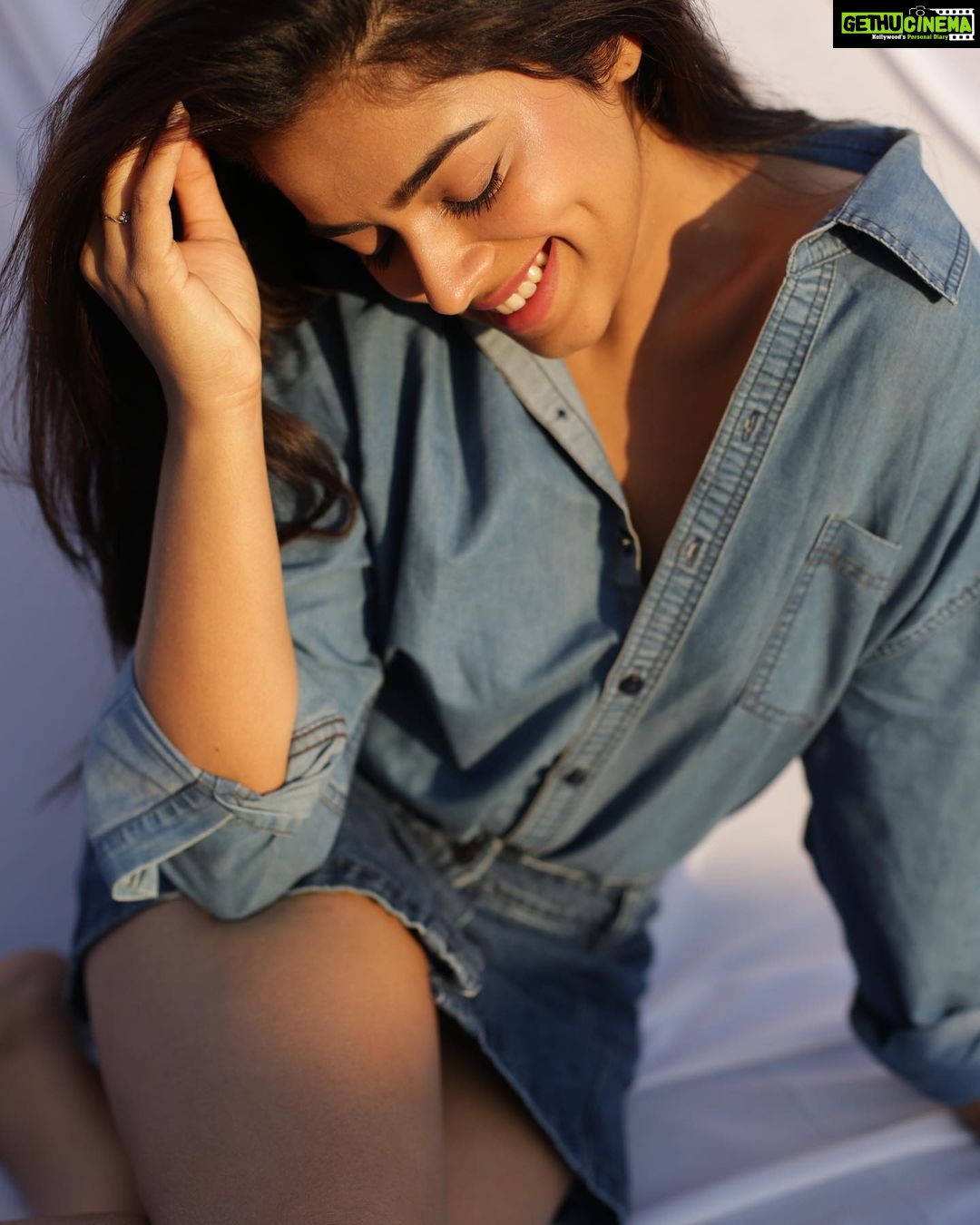 Siddhi Idnani Instagram - You owe it to yourself to become everything you’ve ever dreamed of being. ✨ . . . @amolswarnakar gotta do this again asap!! 😍