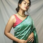 Siddhi Idnani Instagram - Find comfort in the contrast 🦚 . . . . Saree - @kasturikundal @fasionsignatureofficial Blouse - @arka_by_divya_kanigalupula Jewellery - @thetrinkaholic Photography - @shreyaksingh Hair and makeup - @nayanasmakeoverr Decor - @floweramaindia Stylist - @sandhya__sabbavarapu Styling team - @rashmi_angara @thumu_bhavana @sirichandana_medi @team_sandhya