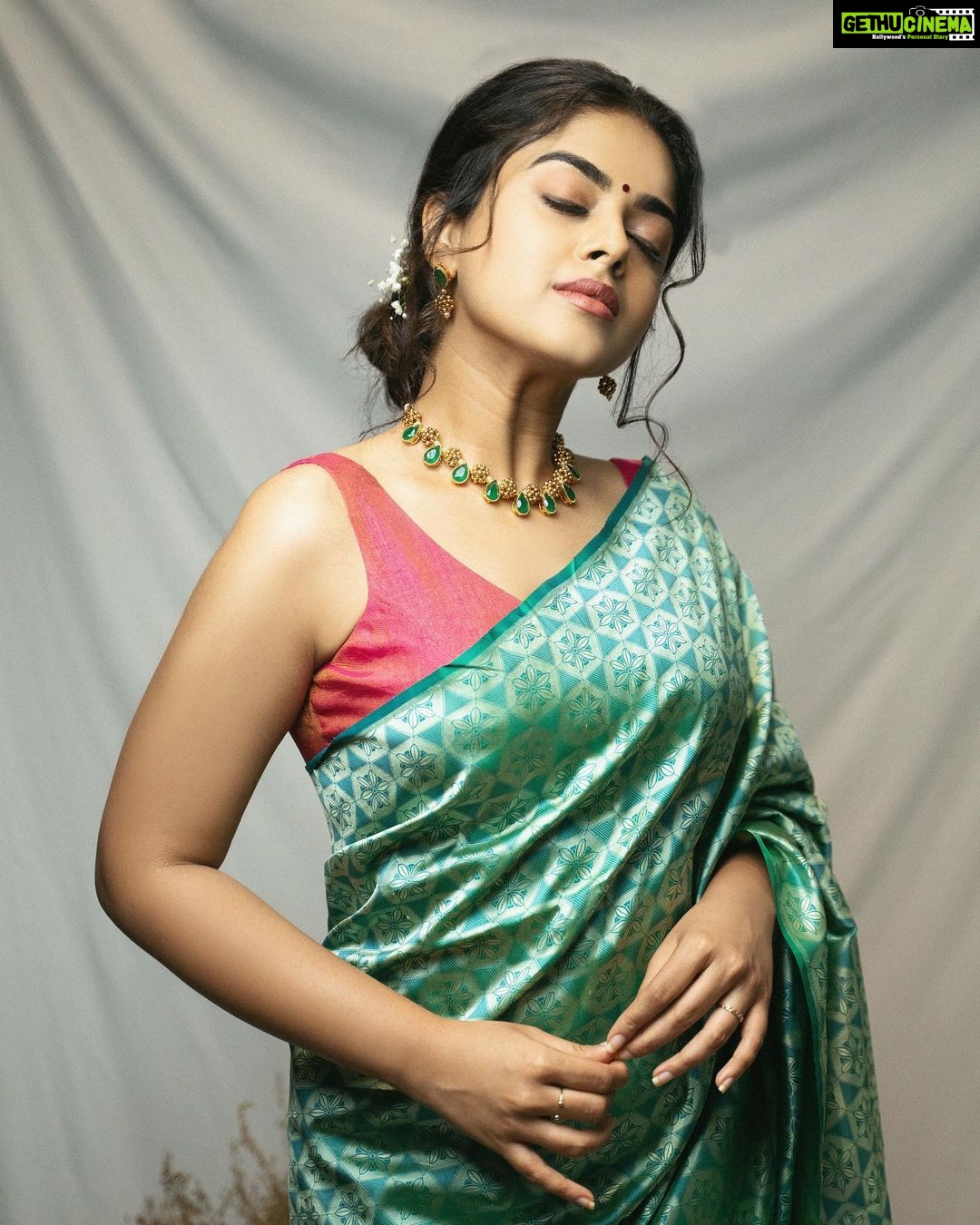Siddhi Idnani Instagram - Find comfort in the contrast π¦ . . . . Saree - @kasturikundal @fasionsignatureofficial Blouse - @arka_by_divya_kanigalupula Jewellery - @thetrinkaholic Photography - @shreyaksingh Hair and makeup - @nayanasmakeoverr Decor - @floweramaindia Stylist - @sandhya__sabbavarapu Styling team - @rashmi_angara @thumu_bhavana @sirichandana_medi @team_sandhya