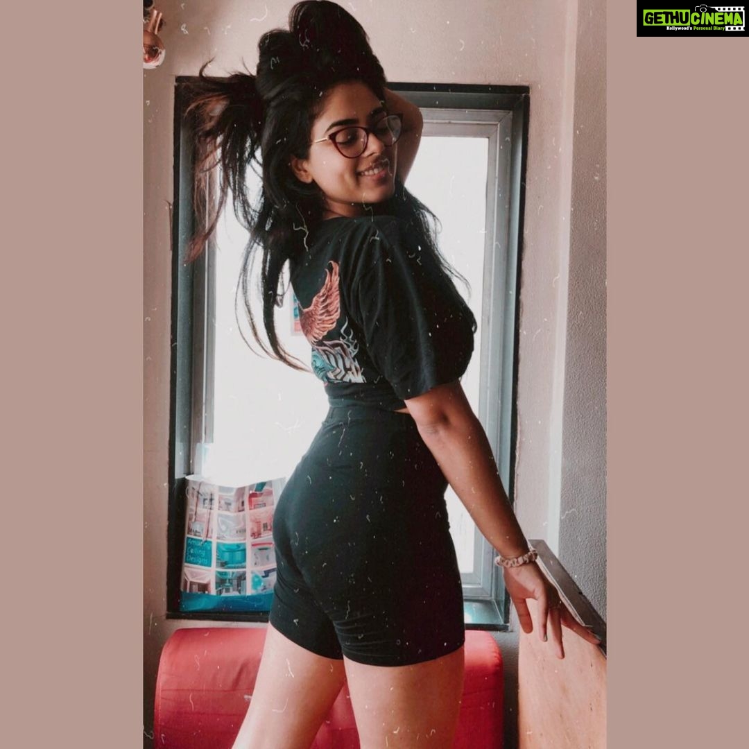 Siddhi Idnani Instagram - post yoga enthusiasm leading to instagramable pictures 🧘♀️🐒 #AllAboutTheInnerGlow Santacruz West