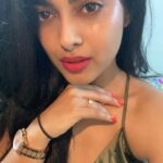 Siddhi Idnani Instagram - ”Tumhara koi haq nahi banta… ki tum itnii khoobsurat lago… Not fair!” 🤙🏻🥳 . . P.s who needs filters when @aashnamhambrey gotcha new phone and what’s her phone without my 1718 selfies 🤙🏻🤙🏻🤙🏻