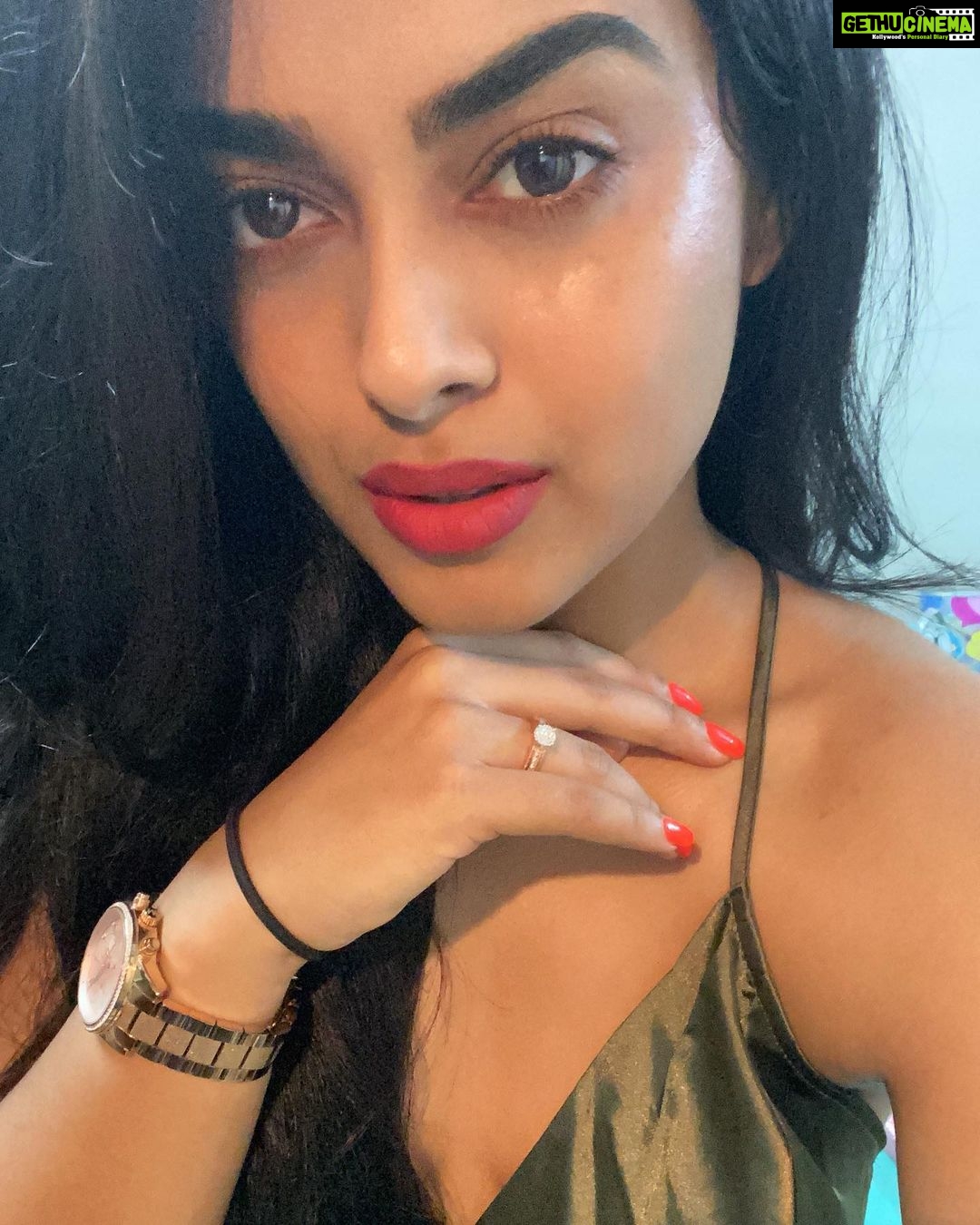 Siddhi Idnani Instagram - ”Tumhara koi haq nahi banta… ki tum itnii khoobsurat lago… Not fair!” 🤙🏻🥳 . . P.s who needs filters when @aashnamhambrey gotcha new phone and what’s her phone without my 1718 selfies 🤙🏻🤙🏻🤙🏻