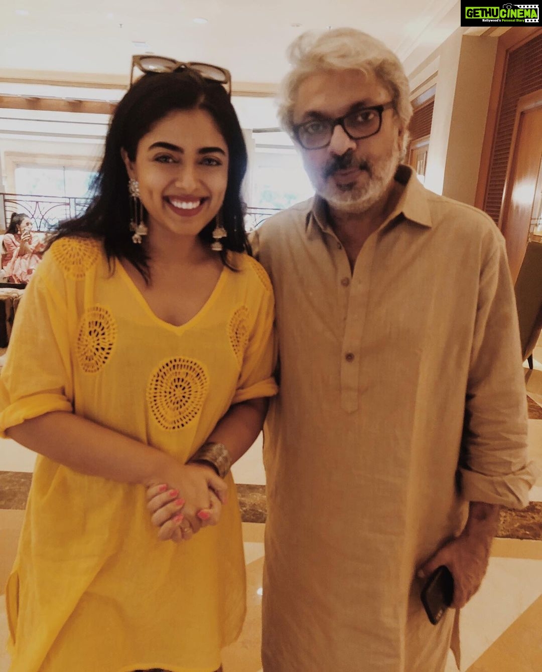 Siddhi Idnani Instagram - Overwhelmed beyond words could ever explain. #GODofCINEMA #SANJAYLEELABHANSALI ππ¦ππππΈβοΈβοΈπππβοΈππ»