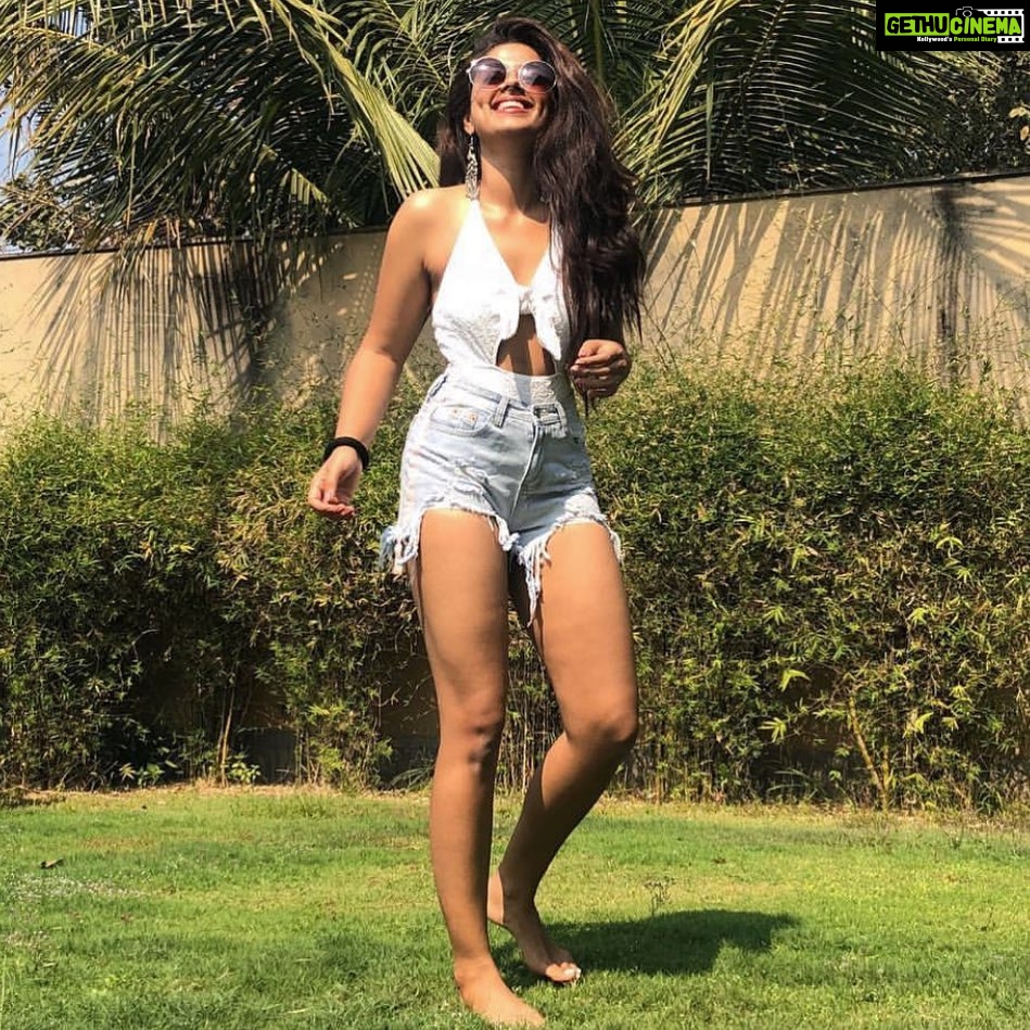Siddhi Idnani Instagram - Throwback to a very happy day in Goa 💜🍍