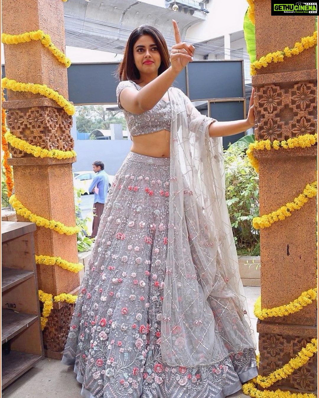 Siddhi Idnani Instagram - Please swipe right and help me caption the photo 😝😝😝