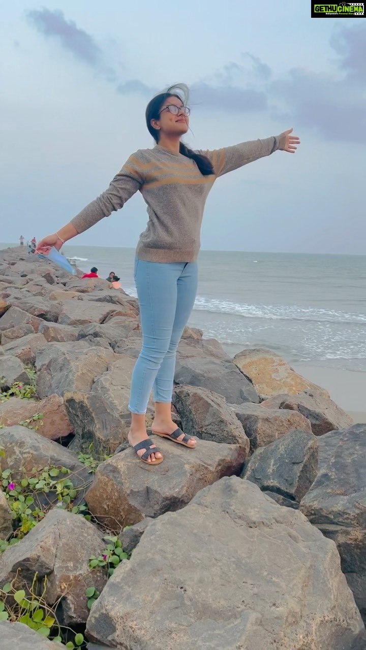 Siddhi Idnani Instagram - Always doing what makes my soul happy 🌊✨🌊